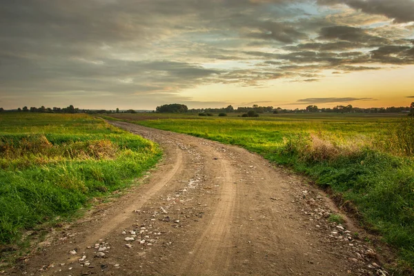 Taşlı toprak yol, ufuk ve akşam gökyüzü