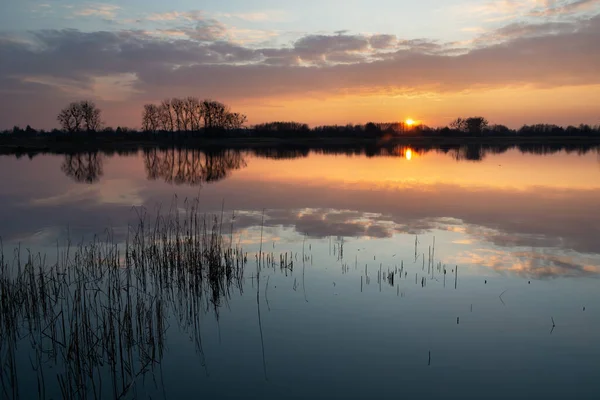 Pôr Sol Reflexão Nuvens Lago Vista Primavera Noite — Fotografia de Stock