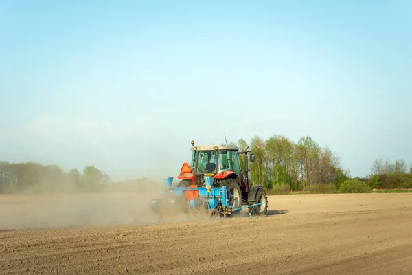 Traktörün Tarlayı Sürmesi Kuru Toprağın Tozu Bahar Tarım Işi — Stok fotoğraf