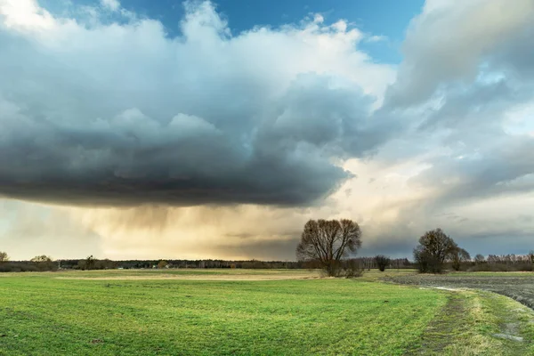 Nuvem Chuva Sobre Prado Verde Vista Primavera — Fotografia de Stock