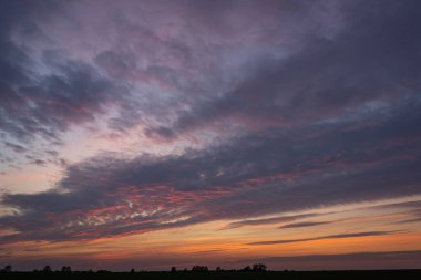 Gün batımından sonra gökyüzünde renkli bulutlar, yaz manzarası