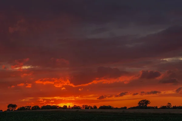 Hermoso Cielo Ardiente Nubes Durante Atardecer Vista Nocturna Verano — Foto de Stock