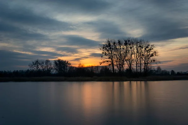 Reflexo Troncos Árvores Lago Congelado Pôr Sol Nuvens Céu Vista — Fotografia de Stock