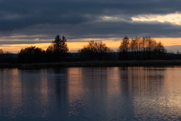 Nuvens Escuras Durante Pôr Sol Reflexo Árvores Água Visão Fria — Fotografia de Stock