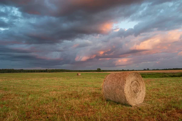 Hay Bale Στο Πεδίο Και Χρωματιστά Σύννεφα Μετά Ηλιοβασίλεμα Czulczyce — Φωτογραφία Αρχείου