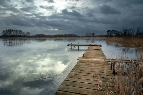 Holzbrücke Einem Zugefrorenen See Stankow Woiwodschaft Lublin Ostpolen — Stockfoto