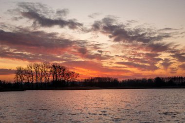 Gölde günbatımından sonra renkli bulutlar, Stankow, Lubelskie, Polonya