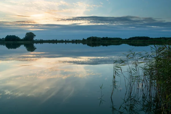 穏やかな湖の空の反射 — ストック写真