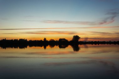 Gün batımından sonra göldeki bulutlar yansıdı.