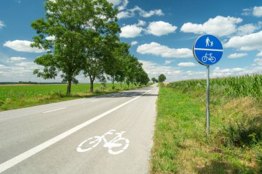 Otoyolun yanındaki bisiklet yolu ve bilgi tabelası, Summerview
