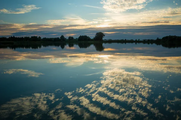 Reflejo Las Nubes Superficie Del Lago Vista Verano — Foto de Stock