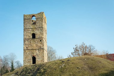 Stolpie, Lubelskie, Polonya - 17 Şubat 2019: Stolpie 'de Ortaçağ Kulesi, güneşli bir günde manzara