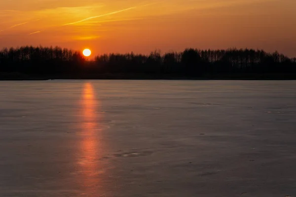 Pôr Sol Laranja Sobre Lago Congelado Vista Inverno Stankow Polônia — Fotografia de Stock