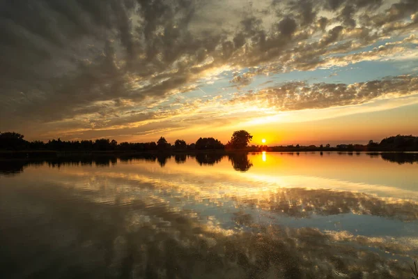 Coucher Soleil Reflet Des Nuages Dans Eau Paysage Nocturne — Photo