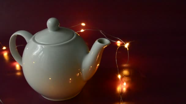 Eine weiße Teekanne und eine zusätzliche Porzellantasse — Stockvideo