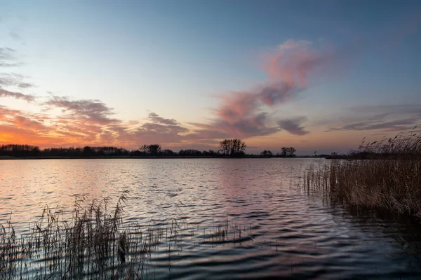 湖、 Stankow 、東ポーランドによる夜の平和 — ストック写真
