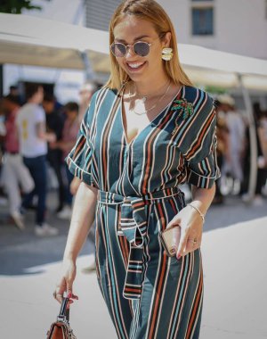 Floransa-12 Haziran 2018 Giulia Gaudino Pitti sırasında sokakta.