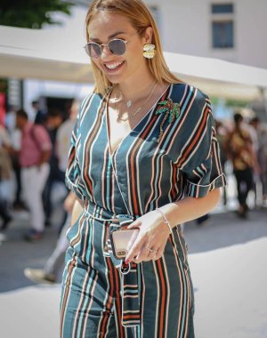 Floransa-12 Haziran 2018 Giulia Gaudino Pitti sırasında sokakta.