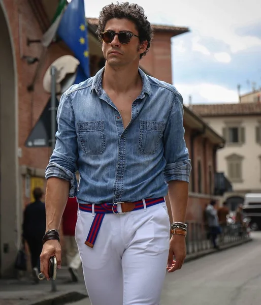 Floransa-13 Haziran 2018 Alessandro D'Amato Pitti sırasında sokakta.