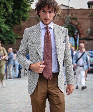 Floransa-13 Haziran 2018 Federico Beltrami Pitti sırasında sokakta.