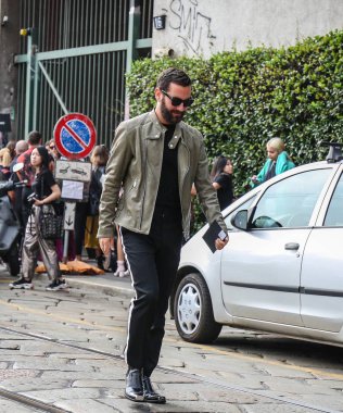 Milan, İtalya - 19 Eylül 2018:Matthew Zorpas Milano Moda Haftası sırasında sokakta.