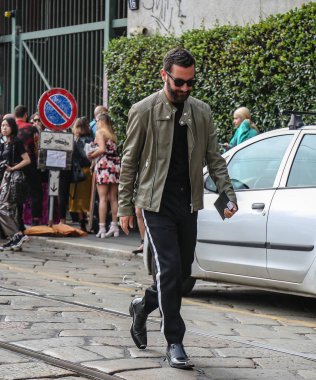 Milan, İtalya - 19 Eylül 2018:Matthew Zorpas Milano Moda Haftası sırasında sokakta.