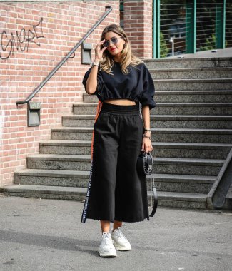 Milan-19 Eylül 2018 Milano Moda Haftası sırasında sokakta kadın.
