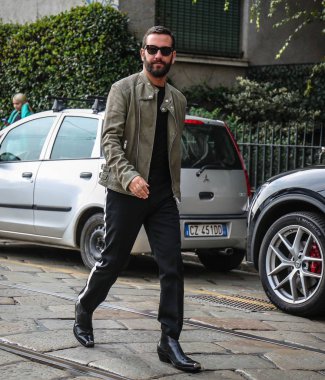 Milan, İtalya - 19 Eylül 2018:Matthew Zorpas Milano Moda Haftası sırasında sokakta.