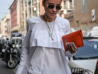 Milan-19 Eylül 2018 Milano Moda Haftası sırasında sokakta kadın.