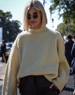 Paris, Fransa - 26 Eylül 2018: Xenia van der Woodsenseen Paris moda haftası sırasında sokakta
