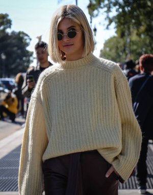 Paris, Fransa - 26 Eylül 2018: Xenia van der Woodsenseen Paris moda haftası sırasında sokakta