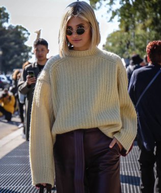 Paris, Fransa - 26 Eylül 2018: Xenia van der Woodsenseen Paris moda haftası sırasında sokakta