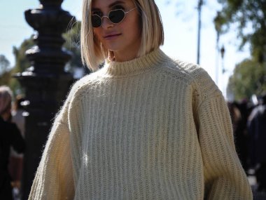 Paris, Fransa - 26 Eylül 2018: Xenia van der Woodsenseen Paris moda haftası sırasında sokakta