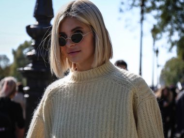 Paris, Fransa - 26 Eylül 2018: Xenia van der Woodsenseen Paris moda haftası sırasında sokakta