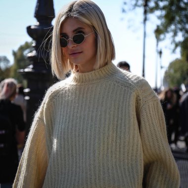 Paris, Fransa - 26 Eylül 2018: Xenia van der Woodsenseen Paris moda haftası sırasında sokakta