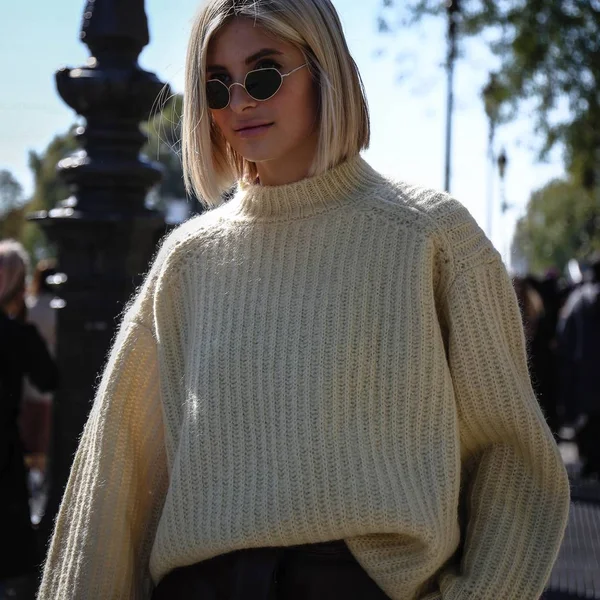 Paris, Fransa - 26 Eylül 2018: Xenia van der Woodsenseen Paris moda haftası sırasında sokakta