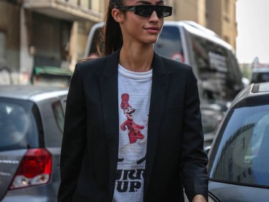 Milan-19 Eylül 2018 Milano Moda Haftası sırasında sokakta kadın.