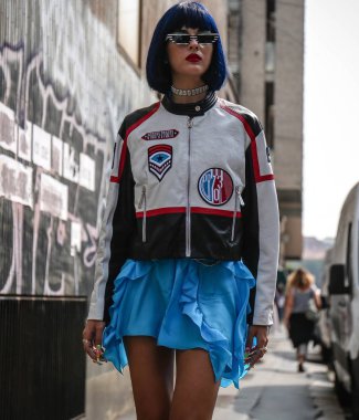 Milan, İtalya - 19 Eylül 2018:Sita Abellan Milano Moda Haftası sırasında sokakta.