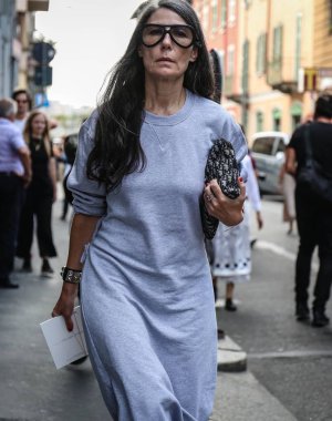 Milan, İtalya - 19 Eylül 2018: Milano Moda Haftası sırasında sokakta Veronique Tristram.