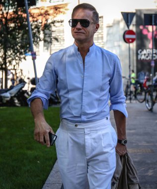 Milan, İtalya - 23 Eylül 2018: Tiberio Pellegrinelli Milano Moda Haftası sırasında sokakta.
