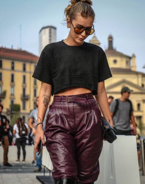 Milan, İtalya - 19 Eylül 2018: Chiara Capitani Milano Moda Haftası sırasında sokakta.