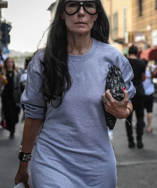 Milan, İtalya - 19 Eylül 2018: Milano Moda Haftası sırasında sokakta Veronique Tristram.