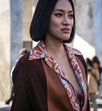 Paris, Fransa - 26 Eylül 2018: Tiffany Hsu Paris moda haftası sırasında sokakta.