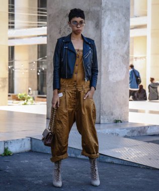 Paris, Fransa - 26 Eylül 2018: Paris moda haftası sırasında sokakta kadın.