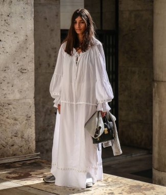 Paris, Fransa - 26 Eylül 2018: Paris moda haftası sırasında sokakta kadın.