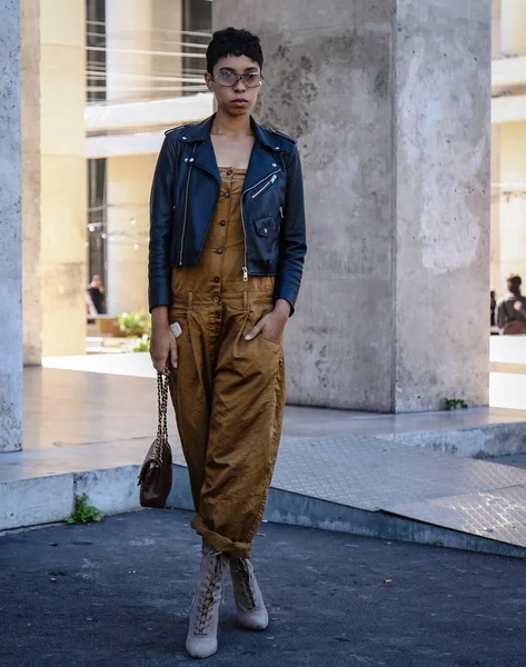 フランス 2018 ファッション ウィーク中に路上で女性 — ストック写真