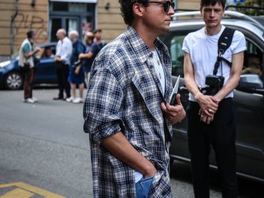 Milan, İtalya - 19 Eylül 2018: erkekler sokakta Milano Moda Haftası sırasında.