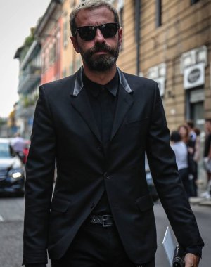 Milan, İtalya - 19 Eylül 2018: erkekler sokakta Milano Moda Haftası sırasında.