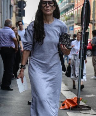 Milan, İtalya - 19 Eylül 2018: Milano Moda Haftası sırasında sokakta Veronique Tristram.