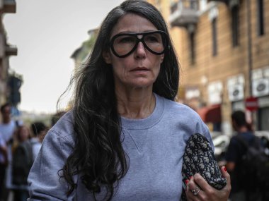 Milan, İtalya - 19 Eylül 2018: Milano Moda Haftası sırasında sokakta Veronique Tristram.
